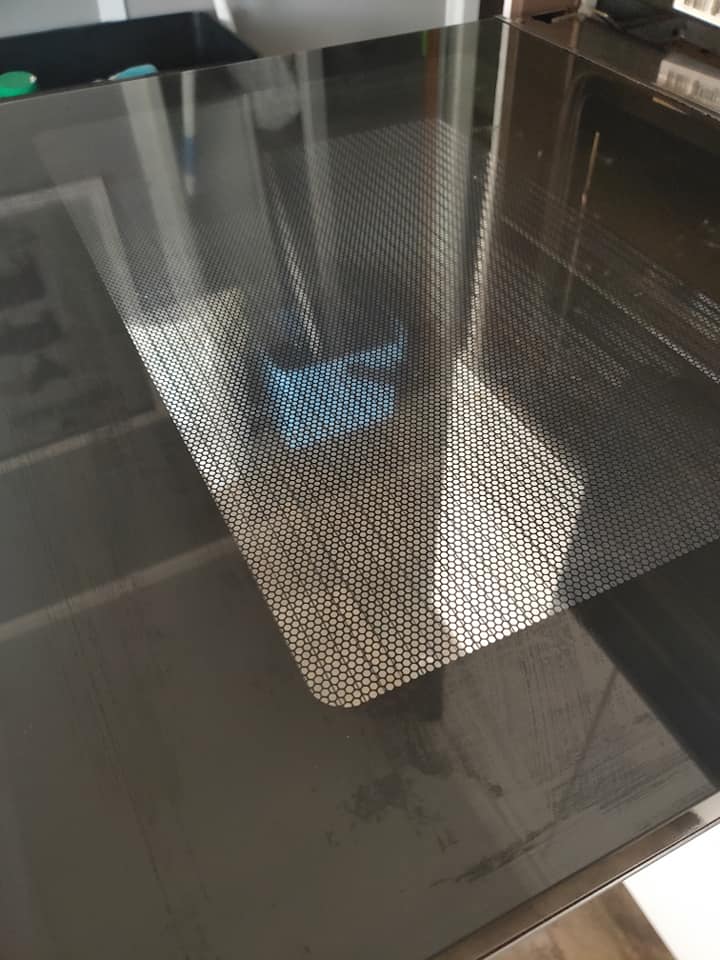  The oven door was sparkling