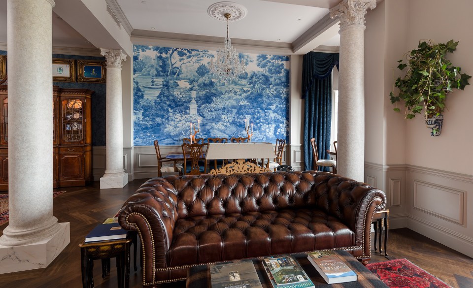  Entertain guests in the amazing living room with golf's oldest major taking place outside