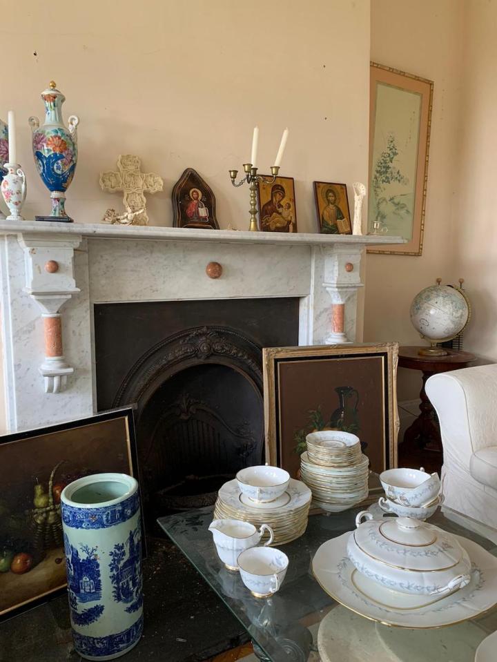  China and crockery have been laid on a table in the abandoned property