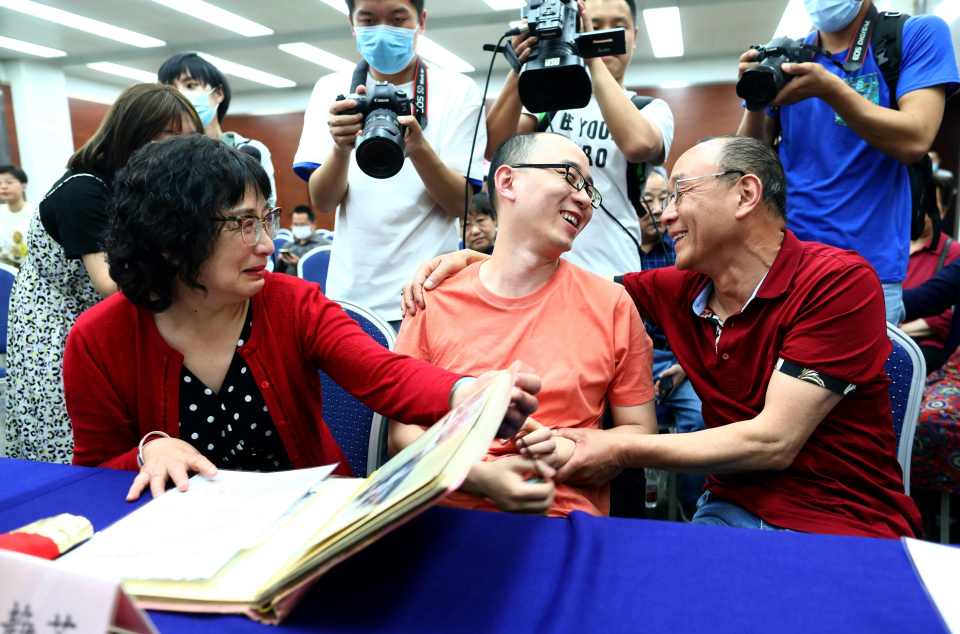  Mao Yin (C) speaking with his mother Li Jingzhi (L) and father Mao Zhenping (R) in Xian, after 32 years apart in China's northern Shaanxi province