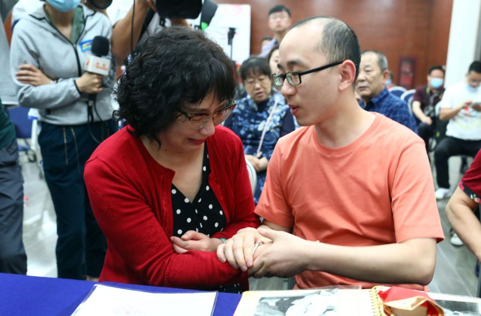  Mao Yin (R) with his mother Li Jingzhi, who quit her job and searched all of China to find him