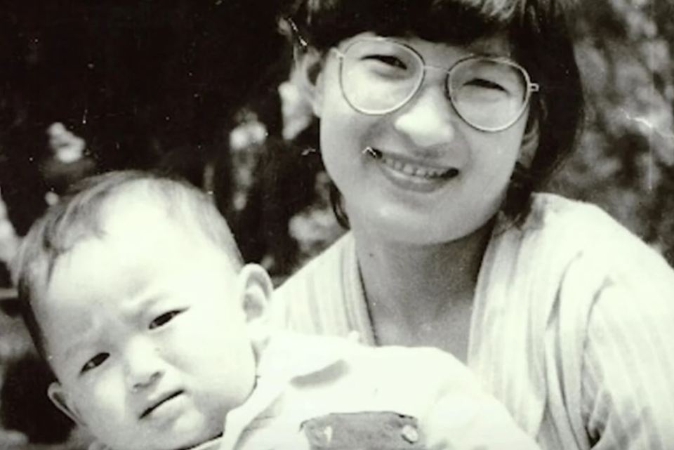  Mao Yin with his mum just before he was kidnapped and sold for just £690