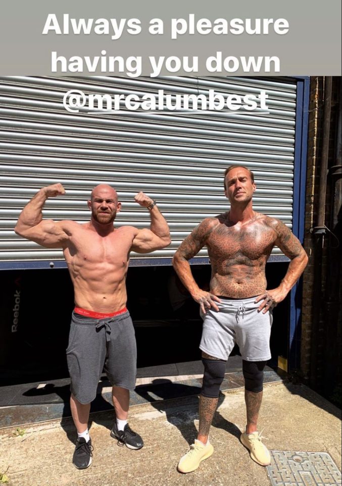  Calum Best posed for a workout picture with pal James Cooper at his gym