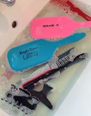 She shared a step-by-step guide to cleaning hair accessories, which includes vinegar 