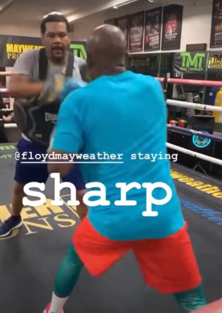  Floyd Mayweather showed off his incredible hand speed