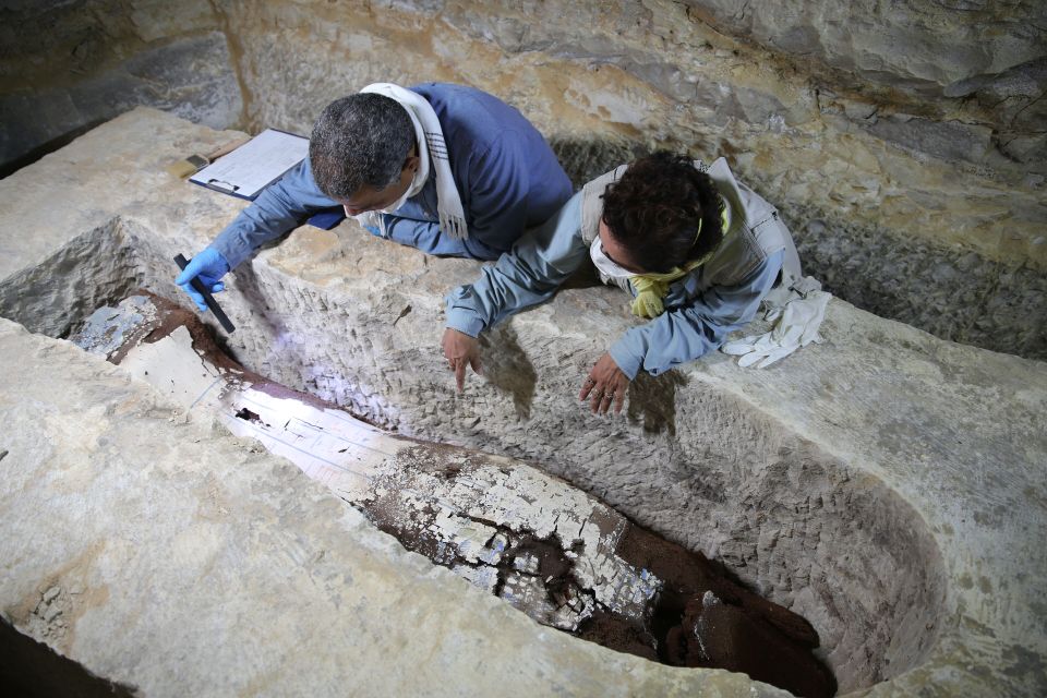  Experts inspect the coffin of a 'prestigious woman'