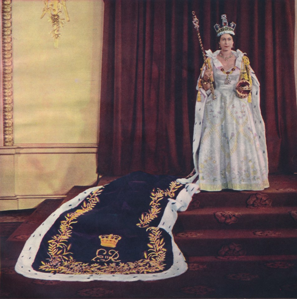 The Queen's robe had a large emblem of a crown in the design