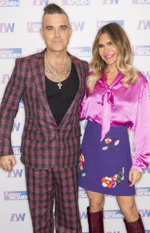  Robbie snapped with wife Ayda