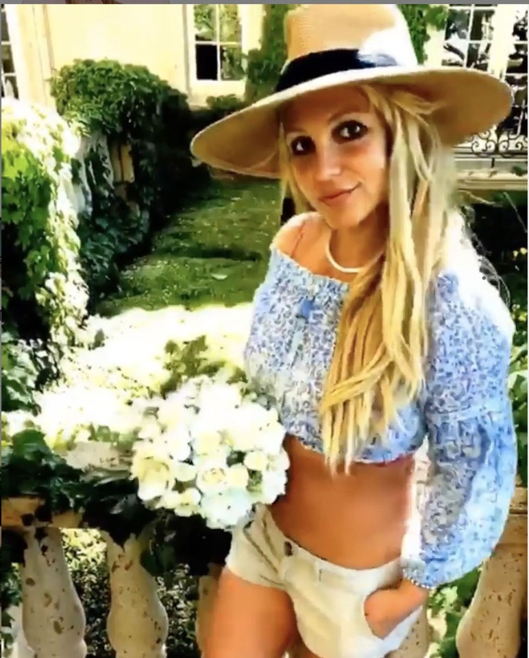 Brittany SPears, 38, is lucky enough to live in her big L.A mansion surrounded by beautiful flowers