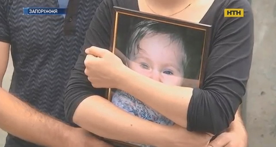  Olesya’s mother clings to a photograph of her daughter