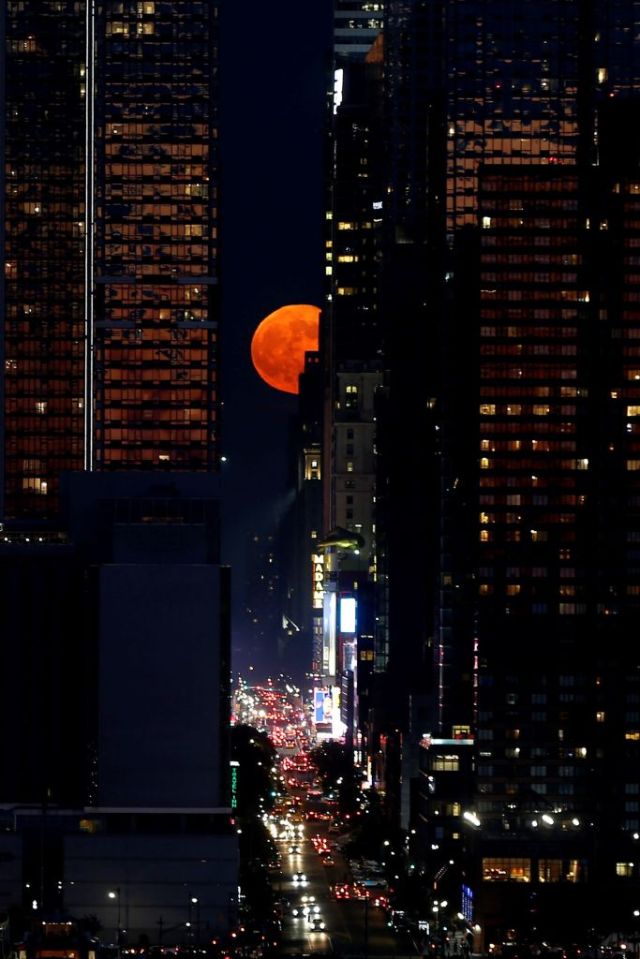 The Strawberry Moon rising in New York in 2018