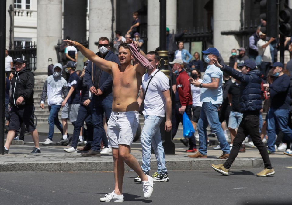 Yobs gesture as they confront British police officers at Trafalgar Square 