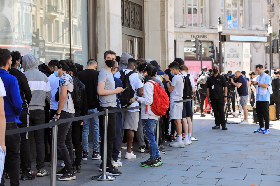  Many stores were offering discounts to shoppers