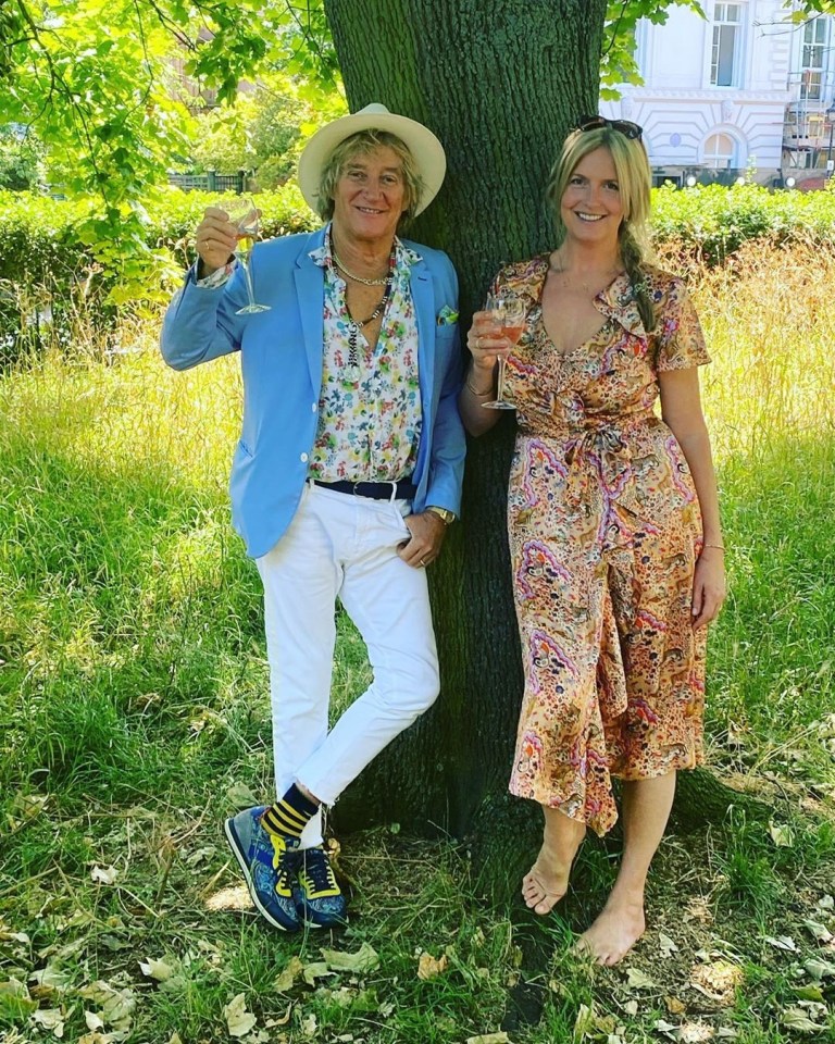  Rod Stewart and Penny Lancaster celebrated their 13th wedding anniversary together by enjoying a nice meal during an outing in Hyde Park