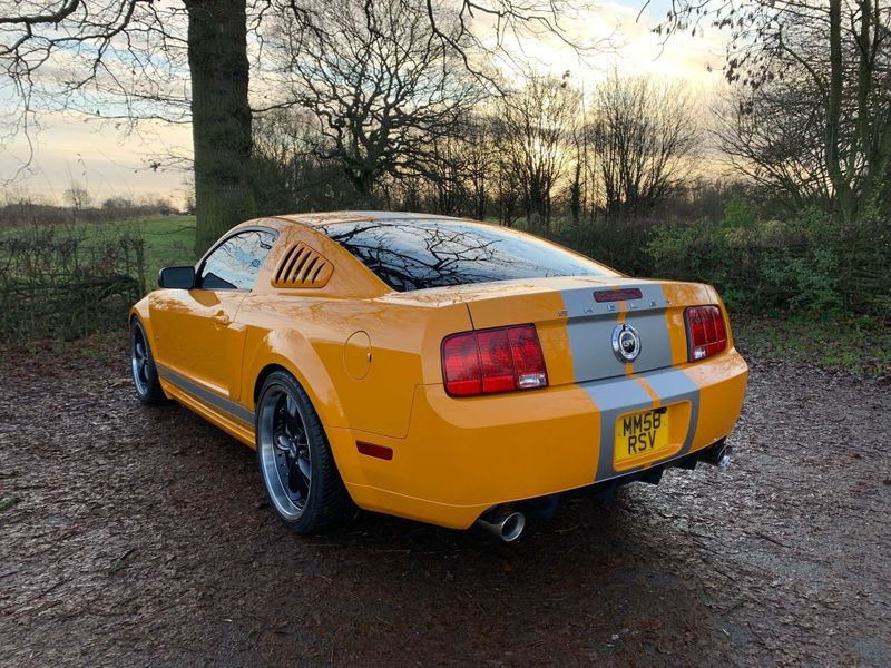 The paintwork is similar to Transformers' Bumblebee