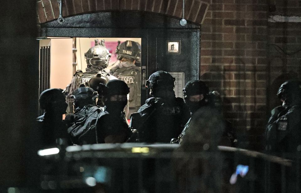  Armed police officers at a block of flats off the Basingstoke Road in Reading after an incident at Forbury Gardens