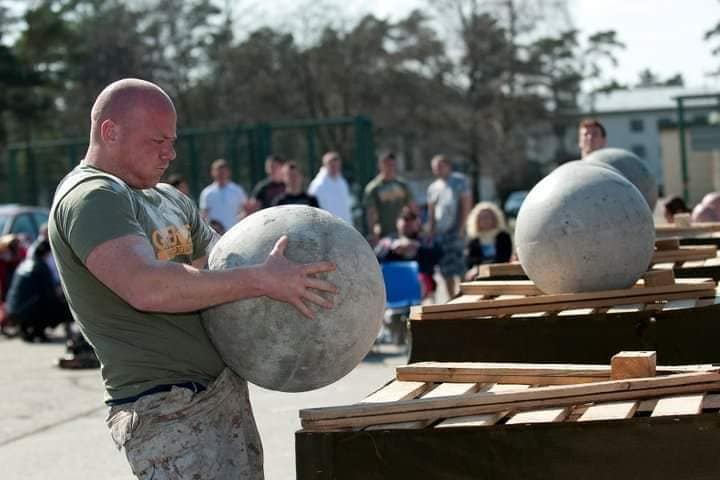 Simon, who served in the British Army, took part in strongman competitions 