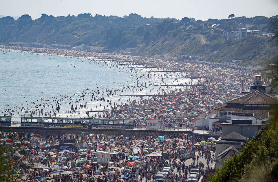  Thousands flocked to Bournemouth beach to enjoy the heat