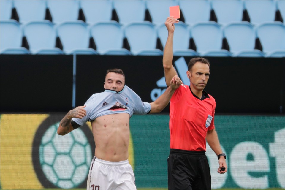  The referee accidentally showed Aspas a red card for taking his shirt off, instead of a yellow