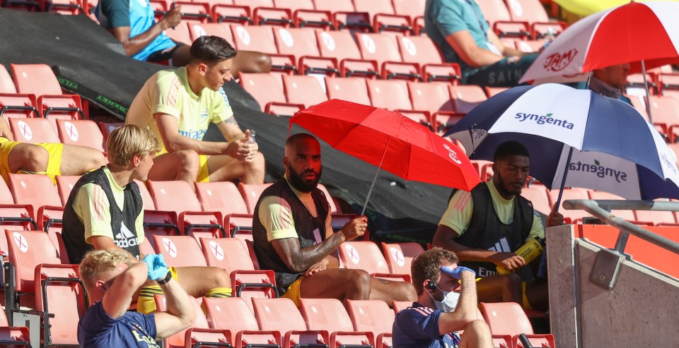  Alexandre Lacazette also sought refuge from the sun under a brolly