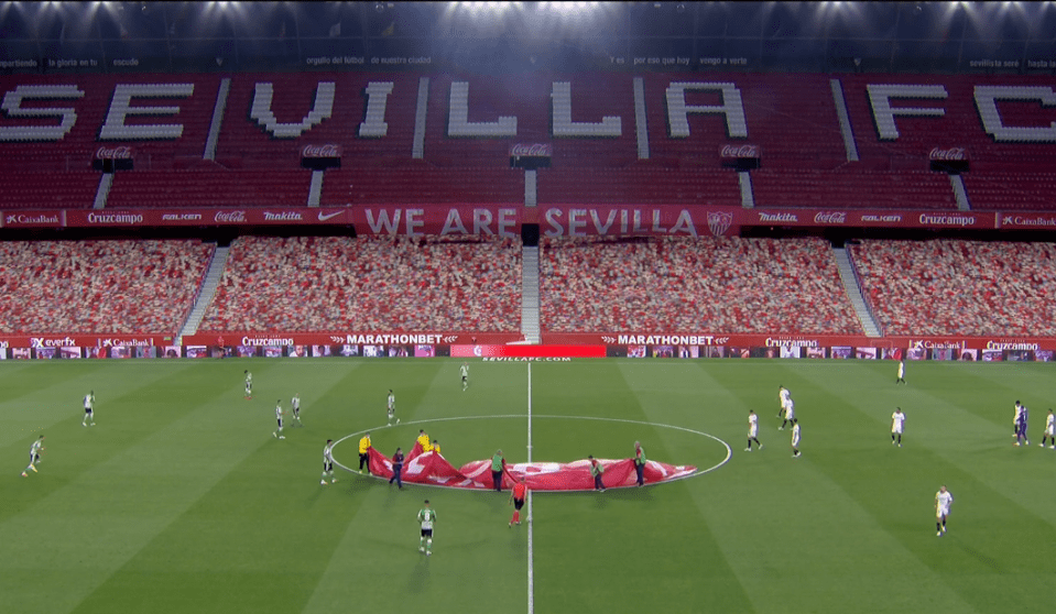  Mock fans appeared on the lower tier of the stadium from the main TV camera angle