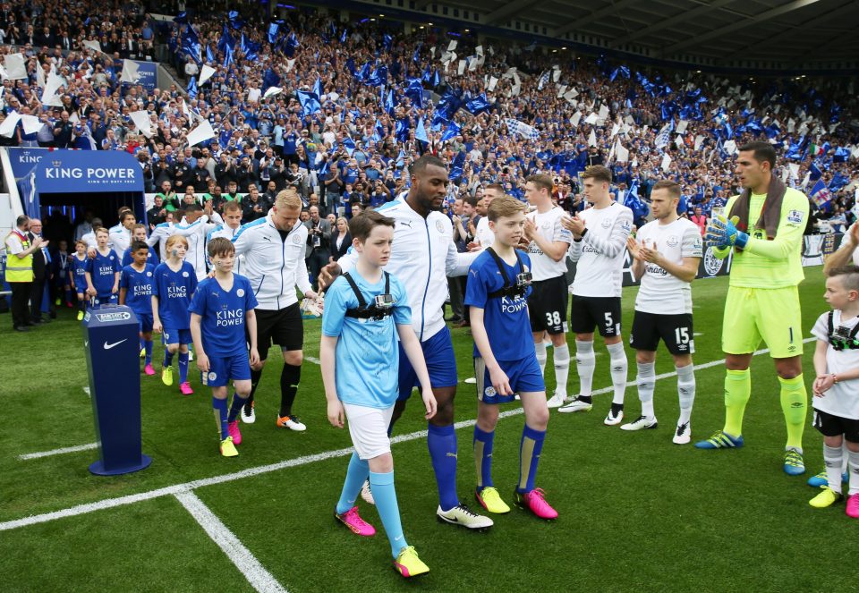  Leicester receive a guard of honour from Everton in 2016