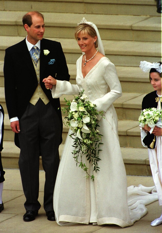 Sophie wore a dress by Samantha Shaw which had a v-shaped neckline for her 1999 wedding to Prince Edward