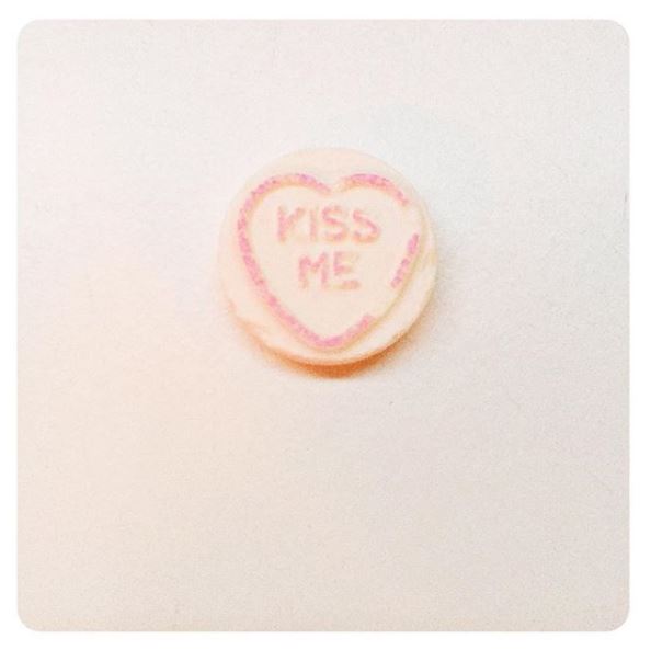 The post showed a Love Heart sweet inscribed with the words 'Kiss Me'