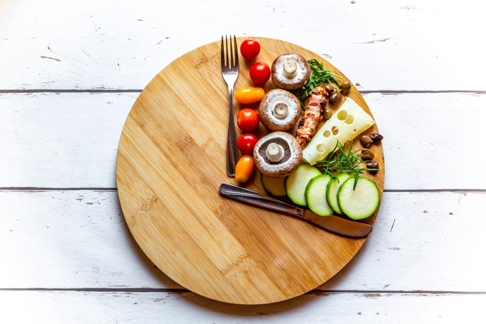 Vegetables on round chopping board, symbol for intermittent fasting