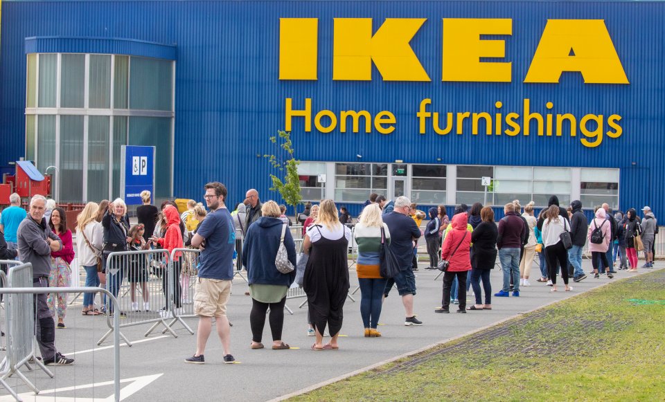 He described thousands queuing up outside his local store