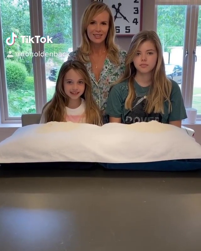 Amanda and her daughters played a hilarious Tik Tok game