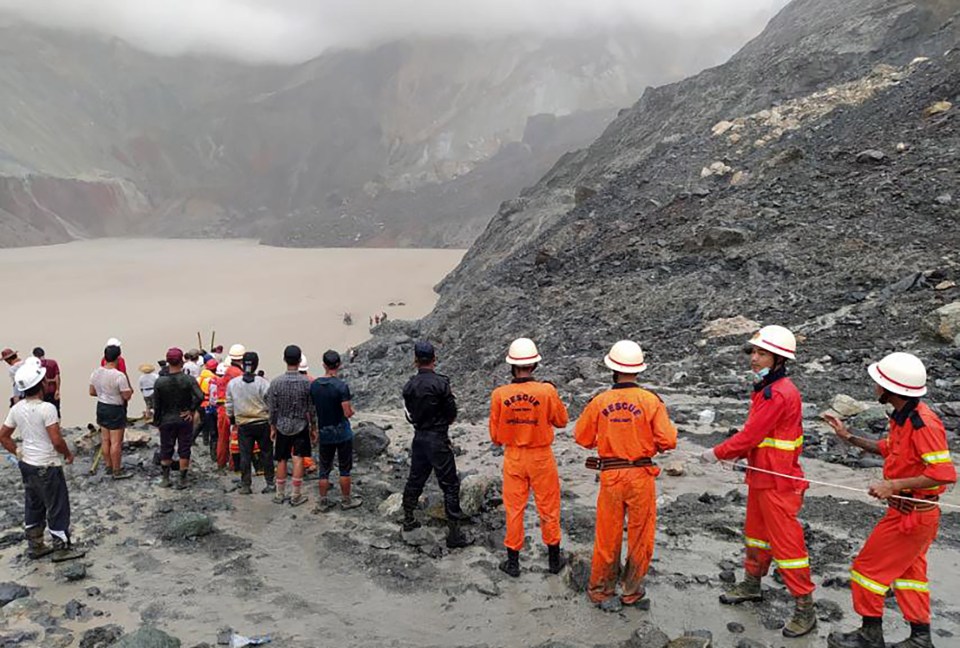 People form a human chain in the effort to recover bodies