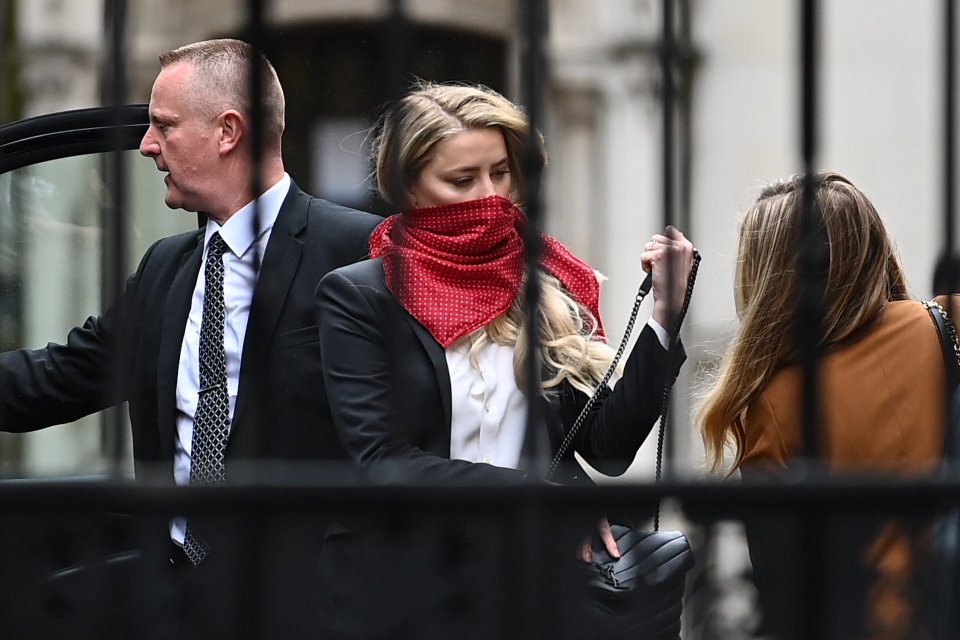 The actress covered her face with a red scarf