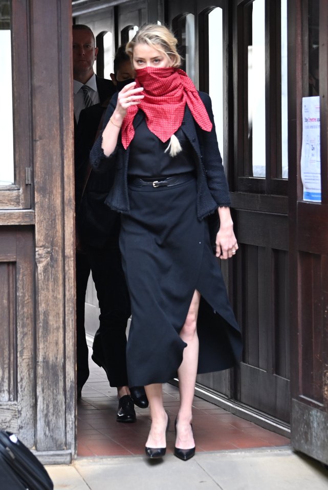 The actress covered her face with a red scarf