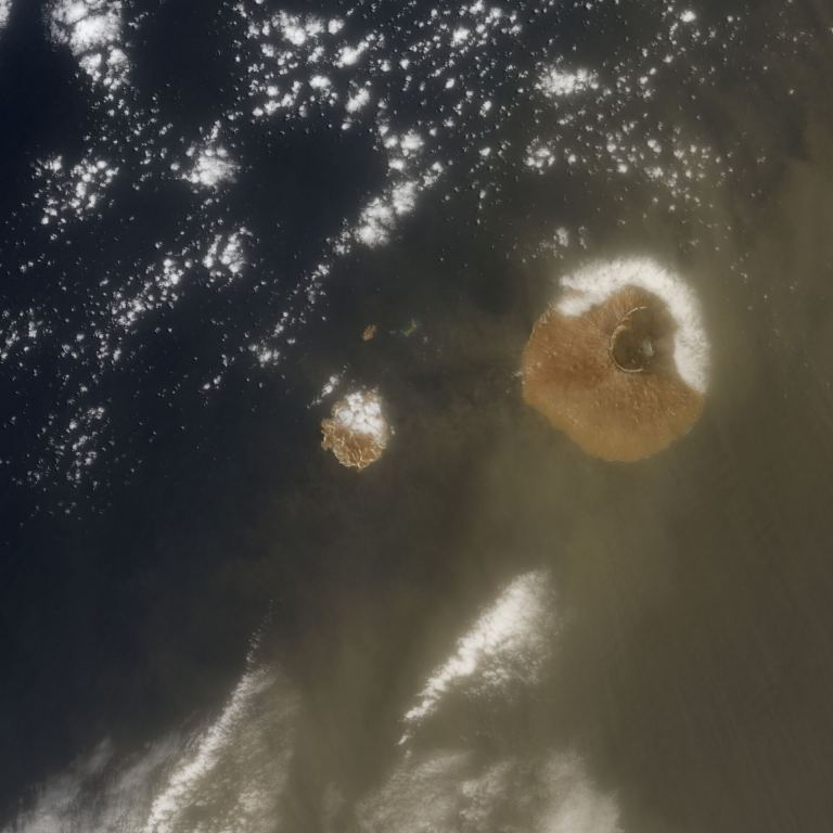 The dust plume over Sao Filipe