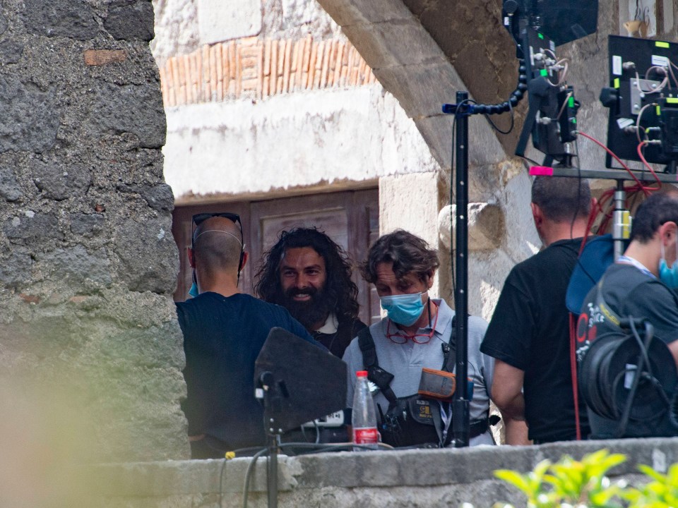 In between takes, the crew and extras were seen wearing surgical masks as part of post-lockdown regulations to protect everyone’s health and safety