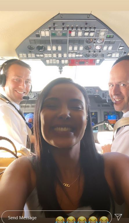 Maya posed for a selfie with the pilot 