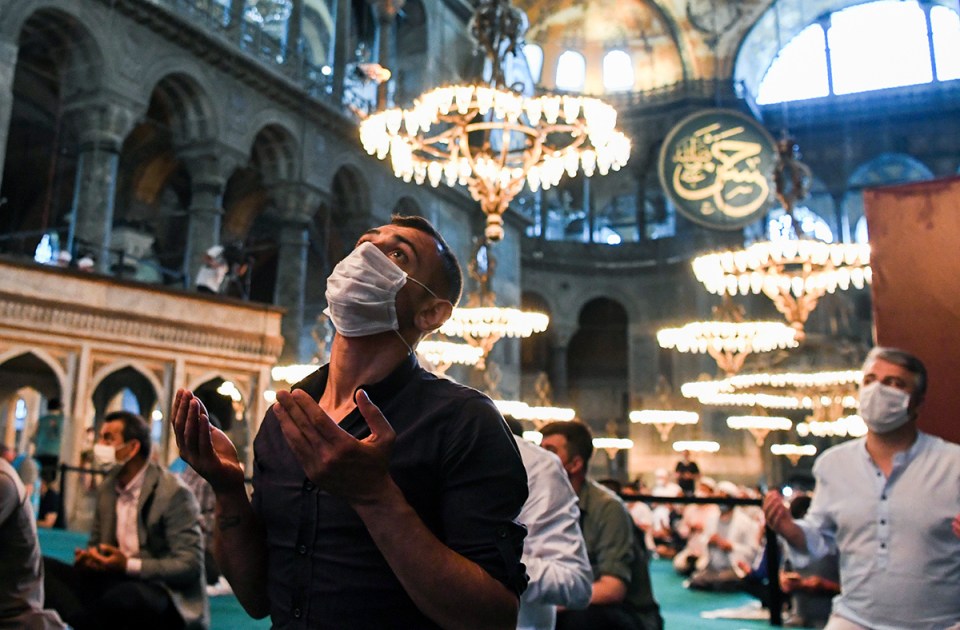 Worshippers with masks inside the mosque 