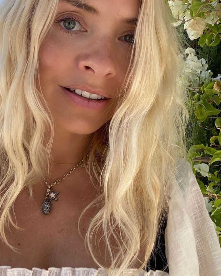 Holly Willoughby posted a make-up free selfie in the sunshine