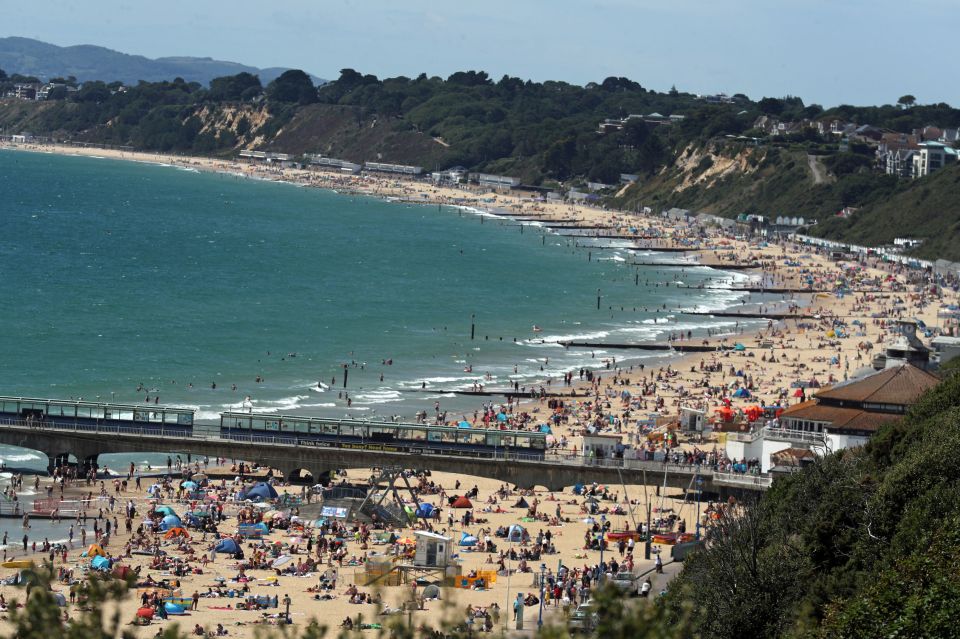 Bournemouth beach is packed again amid hot weather