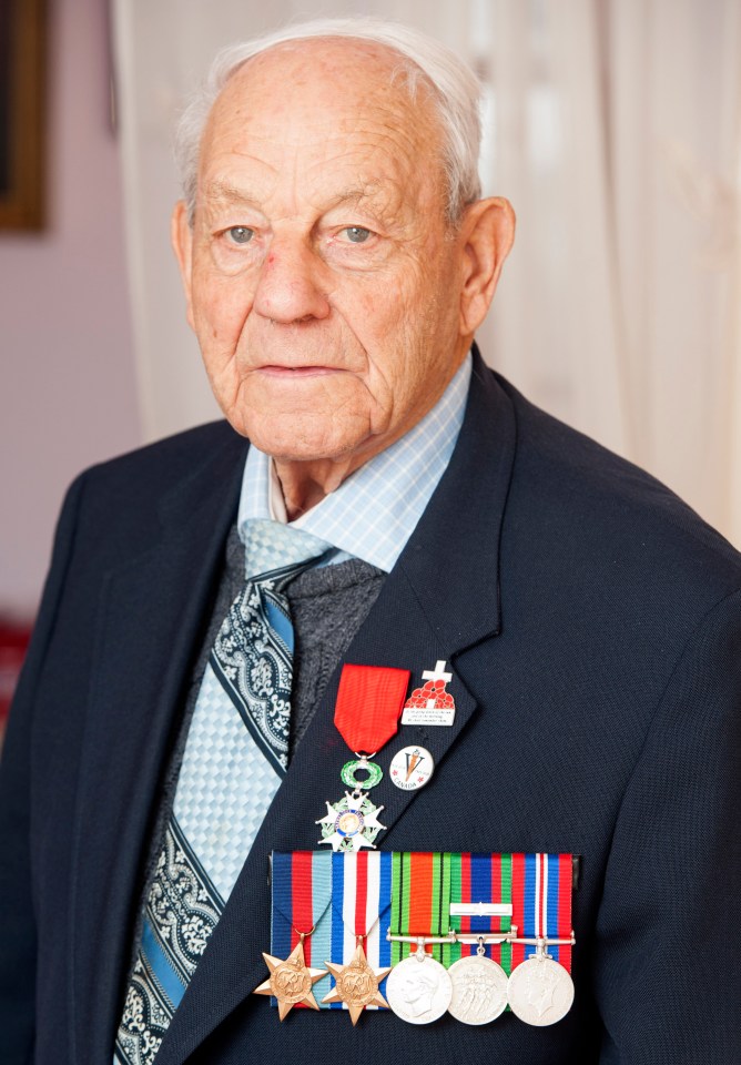 D-Day hero Corporal Bob Roberts has died aged 97