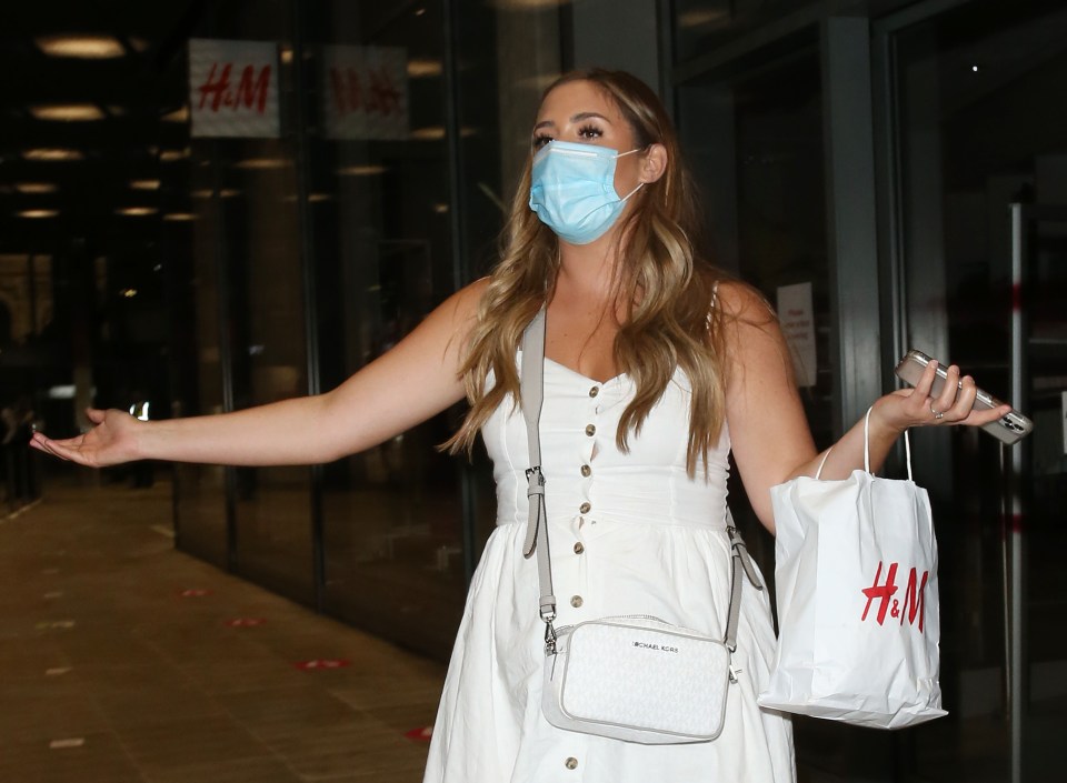 The actress protected herself with a mask on her outing