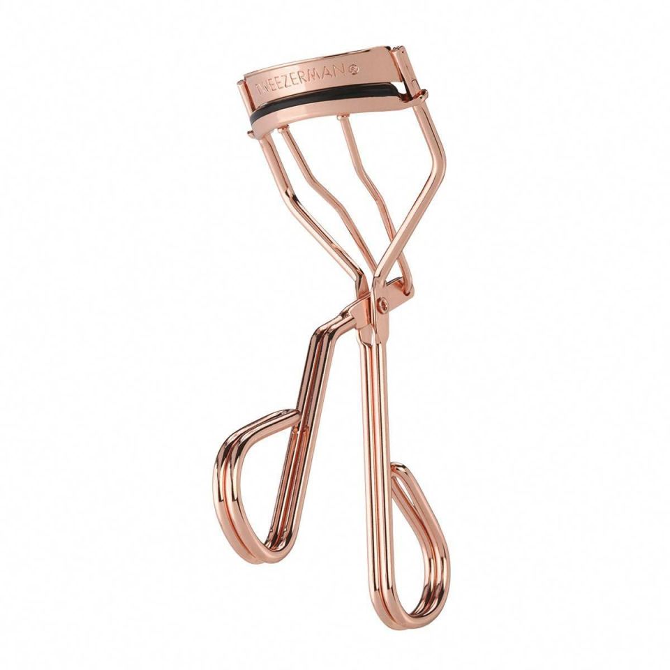 Tweezerman ProCurl Lash Curler is expertly designed with a 60-degree angle for round-shaped eyes