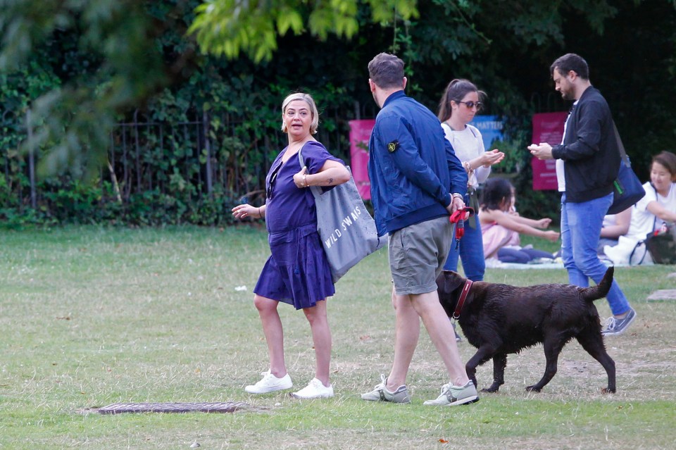 The pair were seen walking Lisa's pet labrador Hurley