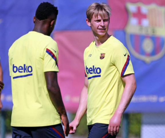  The swelling can be seen clearly on De Jong's hand in training