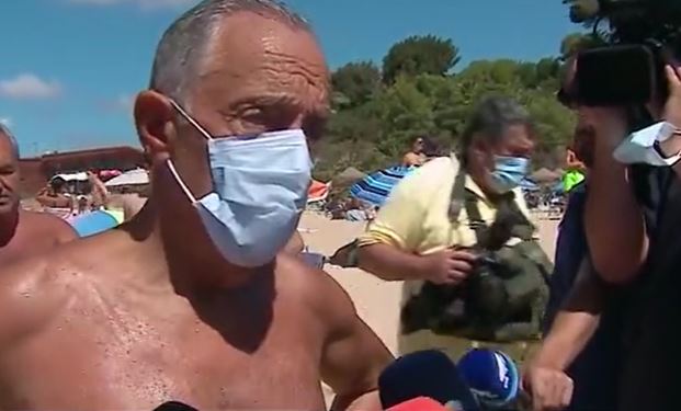 President Rebelo de Sousa had been speaking to journalists on Praia de Alvor beach when he noticed the women were struggling in the water