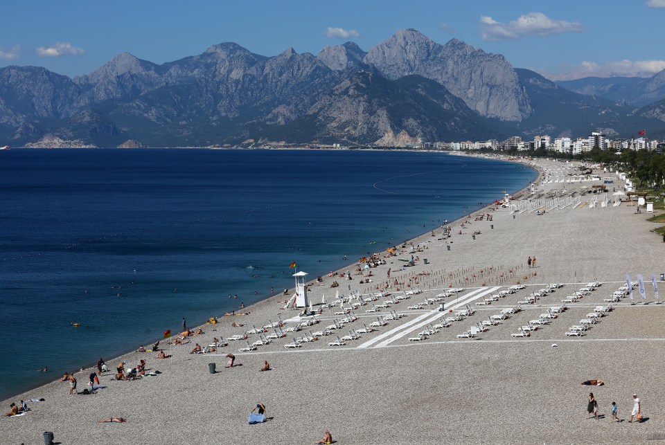 Holidays to Turkey and Greece are being booked just a week in advice by nervous Brits