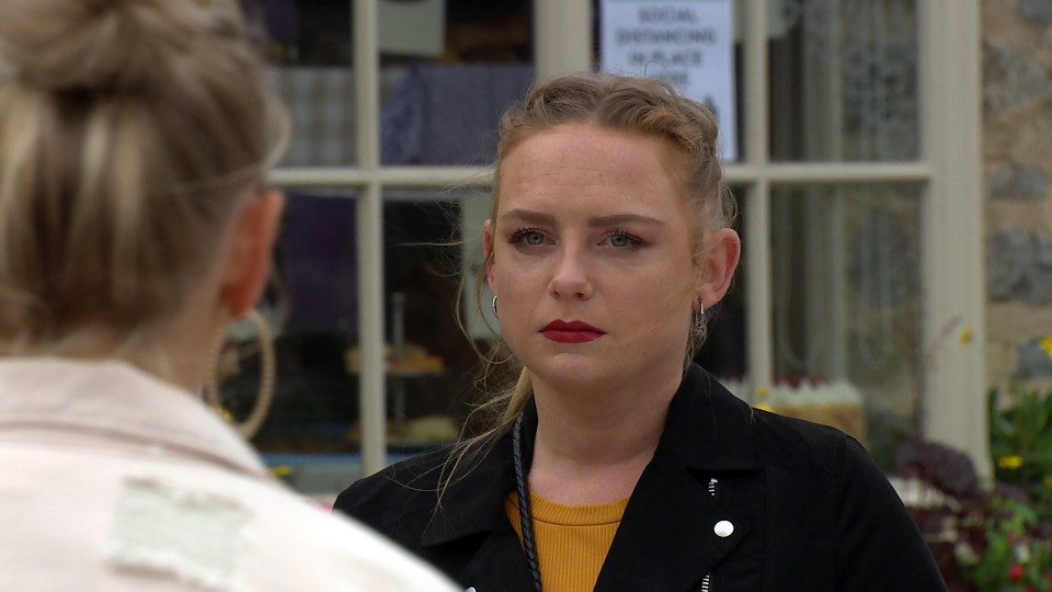 Tracy dampens Amy's hopes of dating Matty