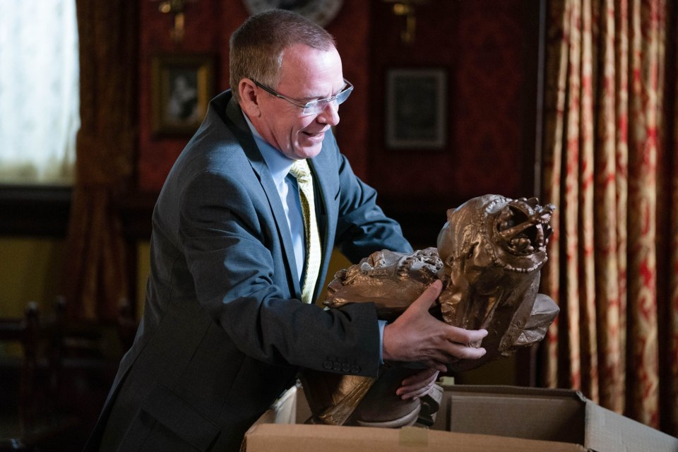 Ian settles into his new life at The Queen Vic