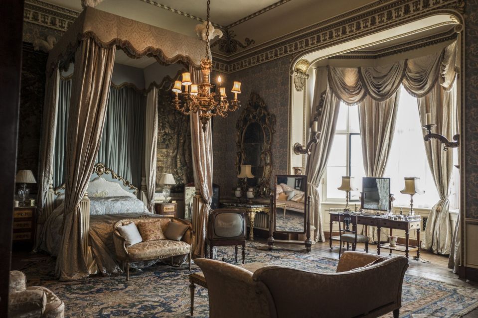 What Her Majesty's bedroom looks like in The Crown